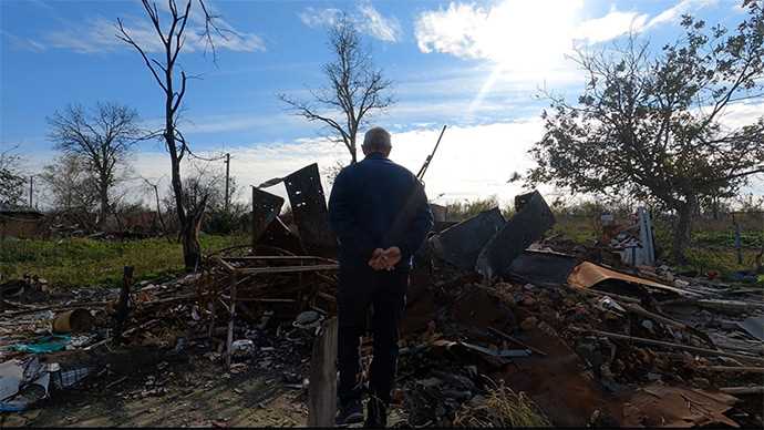 Житель Дементіївки на подвір'ї свого зруйнованого будинку після деокупації села