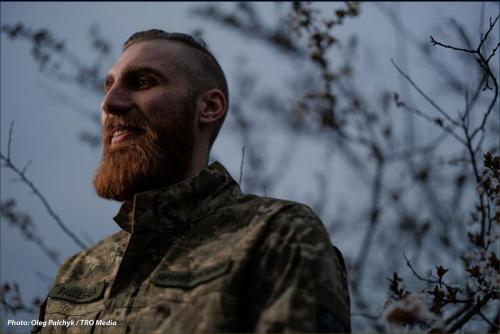 Павло Вишебаба. Тільки не пиши мені про війну, розкажи, чи є біля тебе сад, чи ти чуєш коників і цикад, і чи повзають равлики по вʼюну.