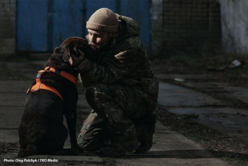 Євген Лата та його вірний друг Ларрі.Військовий медик, мандрівник, альпініст. Грудень 2023, Херсонщина