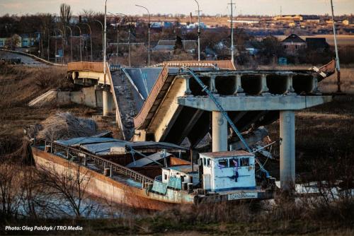 Підірваний міст через р.Інгулець. Баржа, яку принесла течія після підриву Каховської ГЕС. Грудень 2023, Херсонщина