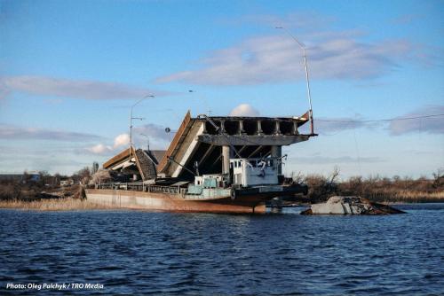 Підірваний міст через р.Інгулець. Баржа, яку принесла течія після підриву Каховської ГЕС. Грудень 2023, Херсонщина