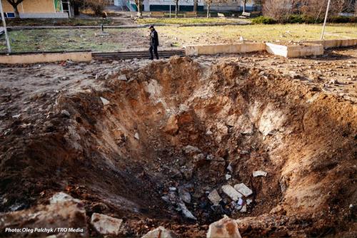 Воронка від ракети С-300 біля гуманітарного центру. Грудень 2023, Херсон.